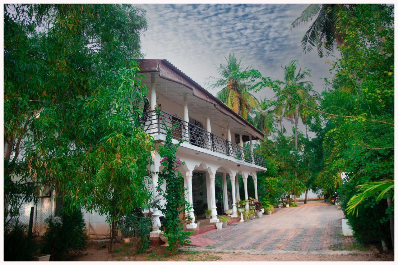 French Garden Resort Uppuveli Bagian luar foto