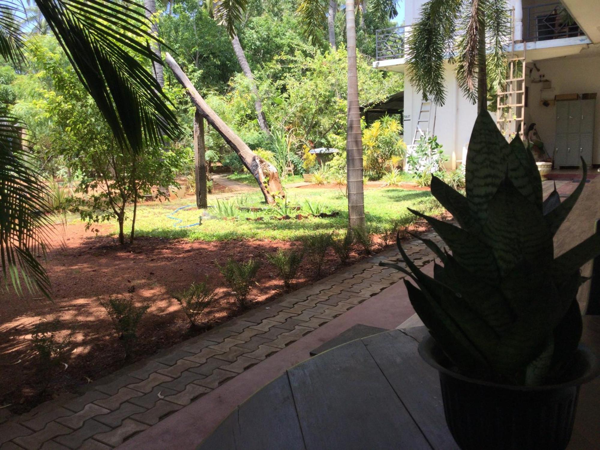 French Garden Resort Uppuveli Bagian luar foto