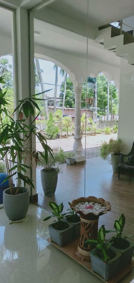 French Garden Resort Uppuveli Bagian luar foto