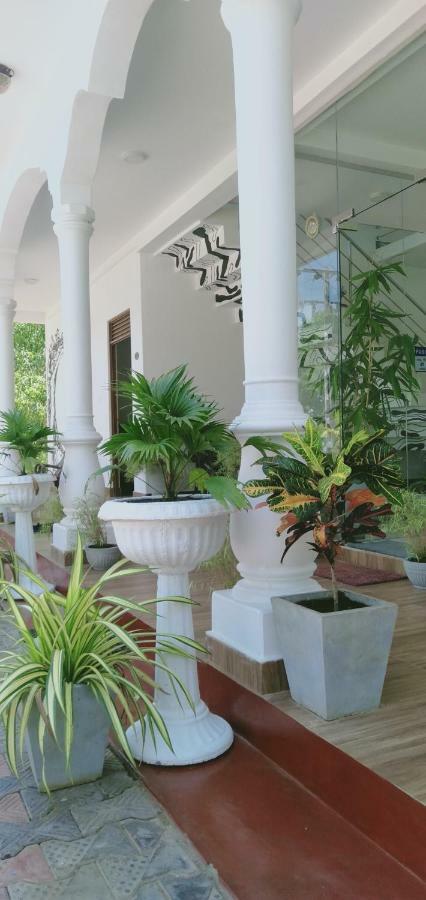 French Garden Resort Uppuveli Bagian luar foto
